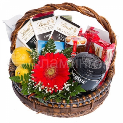Корзинка со сладостями, сыром и чаем