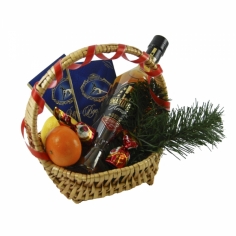 Корзинка с коньяком, шоколадом, конфетами, мандаринами и лимоном