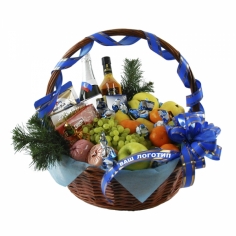 Корзинка с алкоголем, нарезкой, фруктами и конфетами