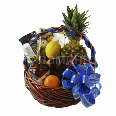 Корзина с хорошим виски, кофе, шоколадом и фруктами